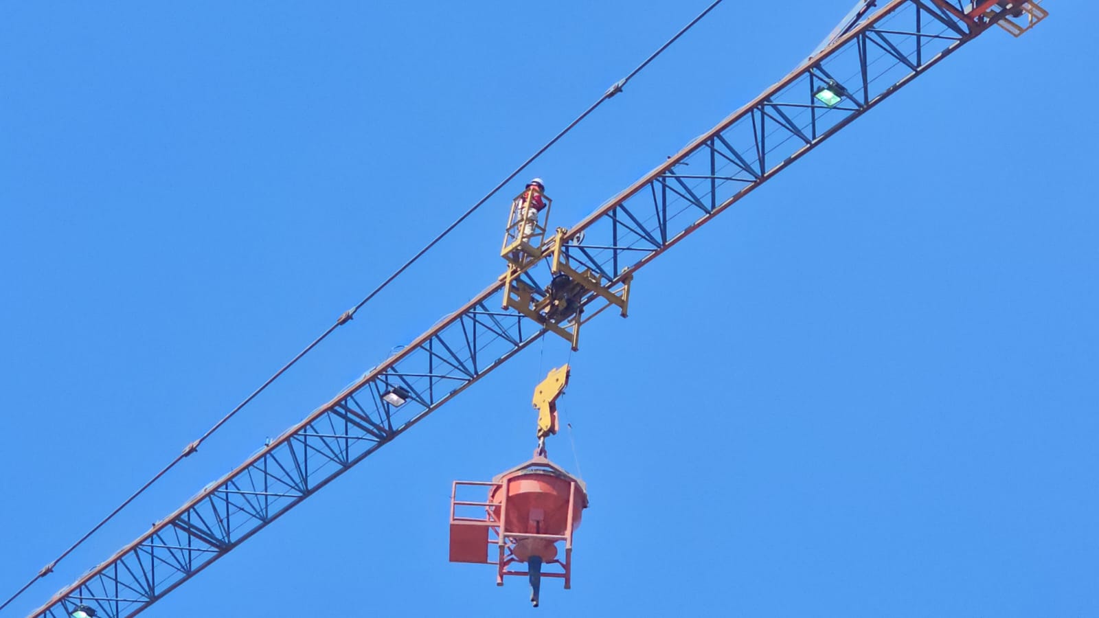Pemeriksaan pesawat angkat angkut crane